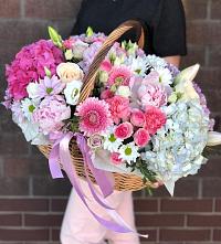 Композиция солнечный день в Верховье Цветочная композиция из Розы, Хризантемы, Пионы и Лизиантусы в корзине в Верховье
