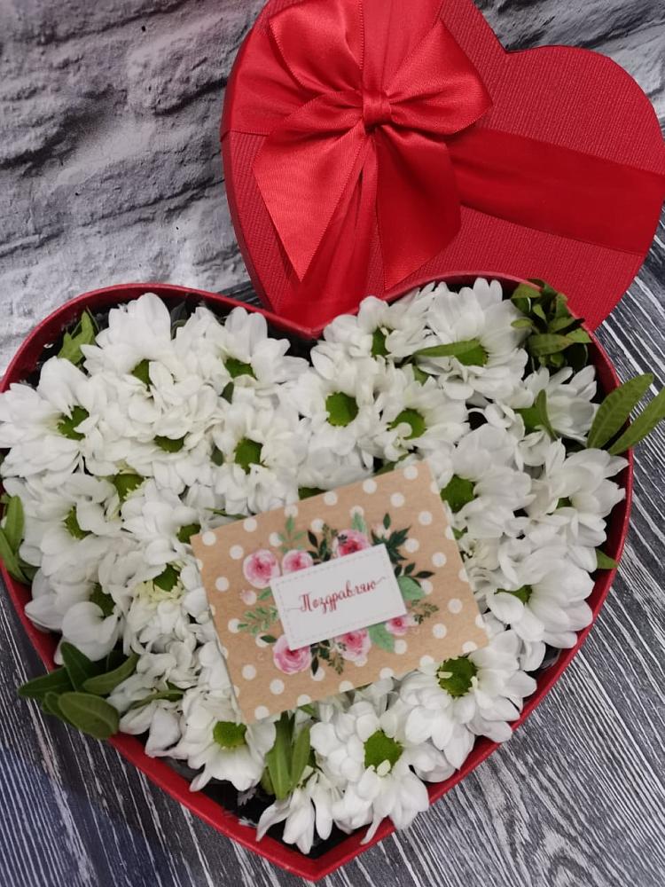 Цветочная композиция из Хризантемы в виде сердца в Верховье