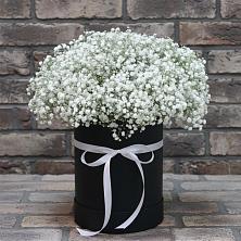 Цветочная композиция из Гипсофила в шляпной коробке в Верховье